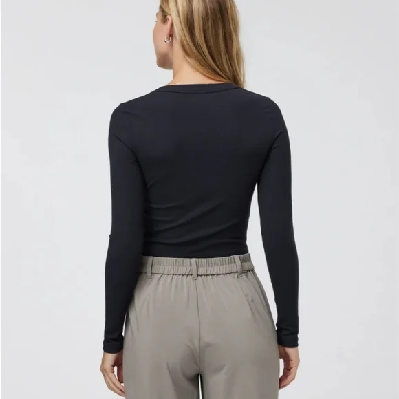 Vuori Black Long Sleeve Women's Top - Picture 2 of 3